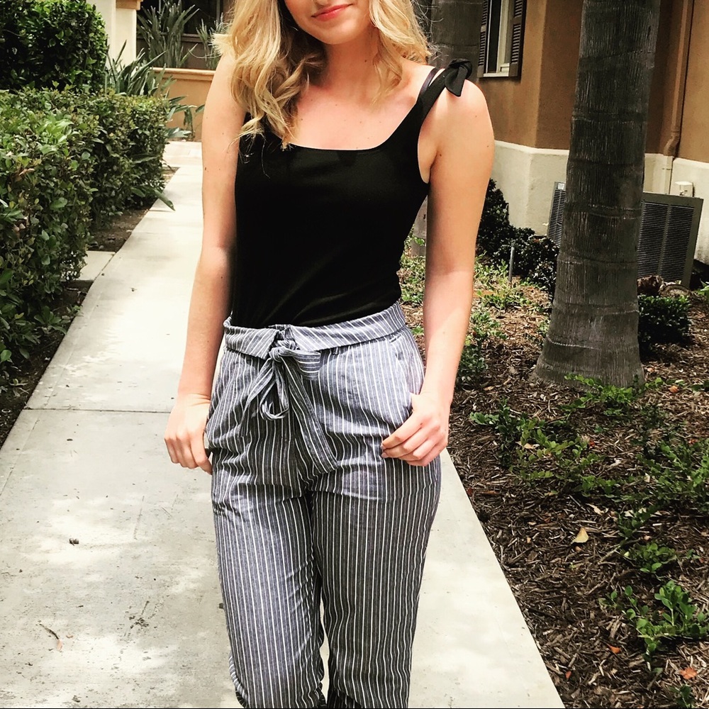 Sleeveless knit with tie strips top